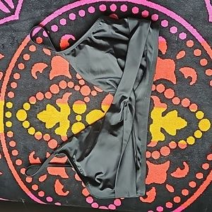 NWT Cupshe Women's Twist Front Bikini Top Black Size L V Neck Padded Swimsuit To